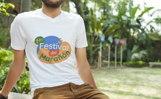 Mockup del logo sobre camisa del Festival del Marañon
